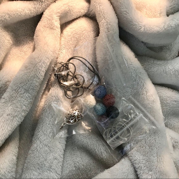 EUDORA Silver Diffuser Lock-It Necklace. - Picture 2 of 3